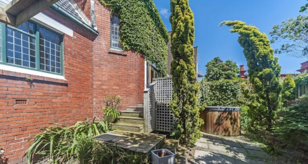 Luxury apartment in Wellington CBD, private, spacious living complete with private garden right in the city